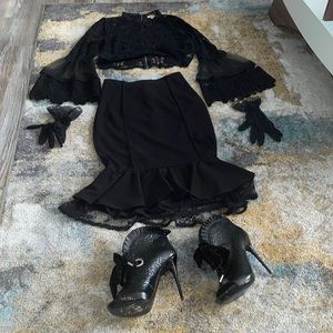 Black lace cropped top size L (US), black fashionova skirt size L (US). Gloves